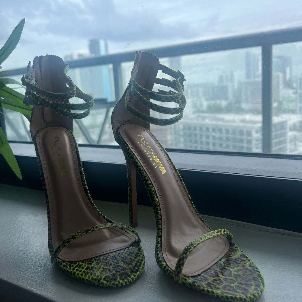 Fashion nova green snake print heels size 7